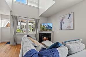 Smart TV y chimenea 