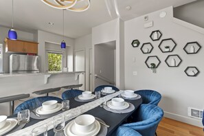 Dining - LOFT 3b2b~Free parking!~Stadiums&DT 10mins (Seattle)