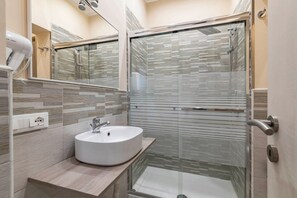 Douche, sèche-cheveux, bidet, serviettes fournies