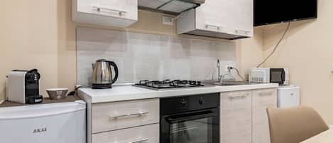 Frigorifero, microonde, forno, piano cottura