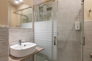 Douche, sèche-cheveux, bidet, serviettes fournies