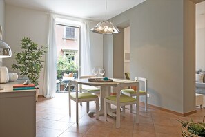 Dining - GuestHost - Bright and very central apartment in Corso Como, just a stone's throw from the Unicredit Tower, Eataly, Piazza Gae Aulenti and the new Isola and Porta Nuova districts where the longest walk in Milan begins.Despite being in the center of Milan (Milan)