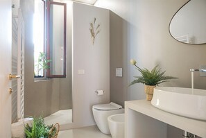Shower, bidet - GuestHost - Bright and very central apartment in Corso Como, just a stone's throw from the Unicredit Tower, Eataly, Piazza Gae Aulenti and the new Isola and Porta Nuova districts where the longest walk in Milan begins.Despite being in the center of Milan (Milan)