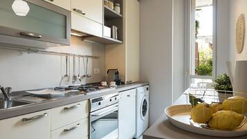 Een koelkast, een oven, een kookplaat, een vaatwasser