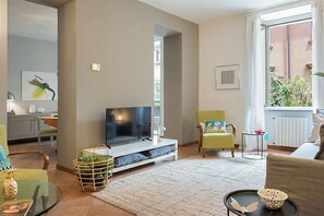 Living area - GuestHost - Bright and very central apartment in Corso Como, just a stone's throw from the Unicredit Tower, Eataly, Piazza Gae Aulenti and the new Isola and Porta Nuova districts where the longest walk in Milan begins.Despite being in the center of Milan (Milan)