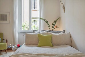 2 bedrooms, iron/ironing board, WiFi