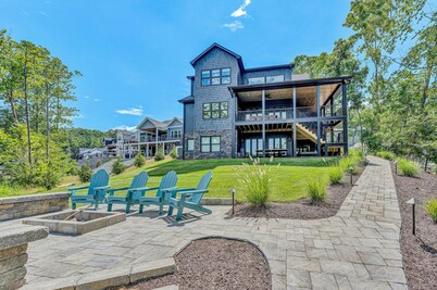 SML Sunset Escape~7 Bedroom/5 Bath~Sleeps 18~Hot Tub~Fire Pit~Private 2 Slip Dock~Pet Friendly