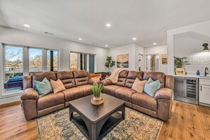 Téléviseur connecté, foyer, table de ping-pong, chaîne audio