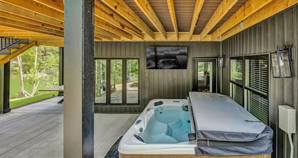 SML Sunset Escape~7 Bedroom/5 Bath~Sleeps 18~Hot Tub~Fire Pit~Private 2 Slip Dock~Pet Friendly