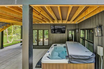 SML Sunset Escape~7 Bedroom/5 Bath~Sleeps 18~Hot Tub~Fire Pit~Private 2 Slip Dock~Pet Friendly