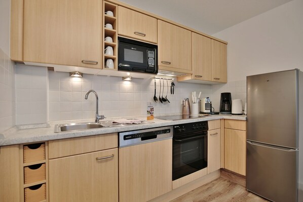 Refrigerador, microondas, horno y parrilla de estufa 