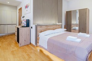 1 dormitorio, tabla de planchar con plancha, wifi y ropa de cama