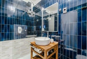 Douche, sèche-cheveux, bidet, serviettes fournies