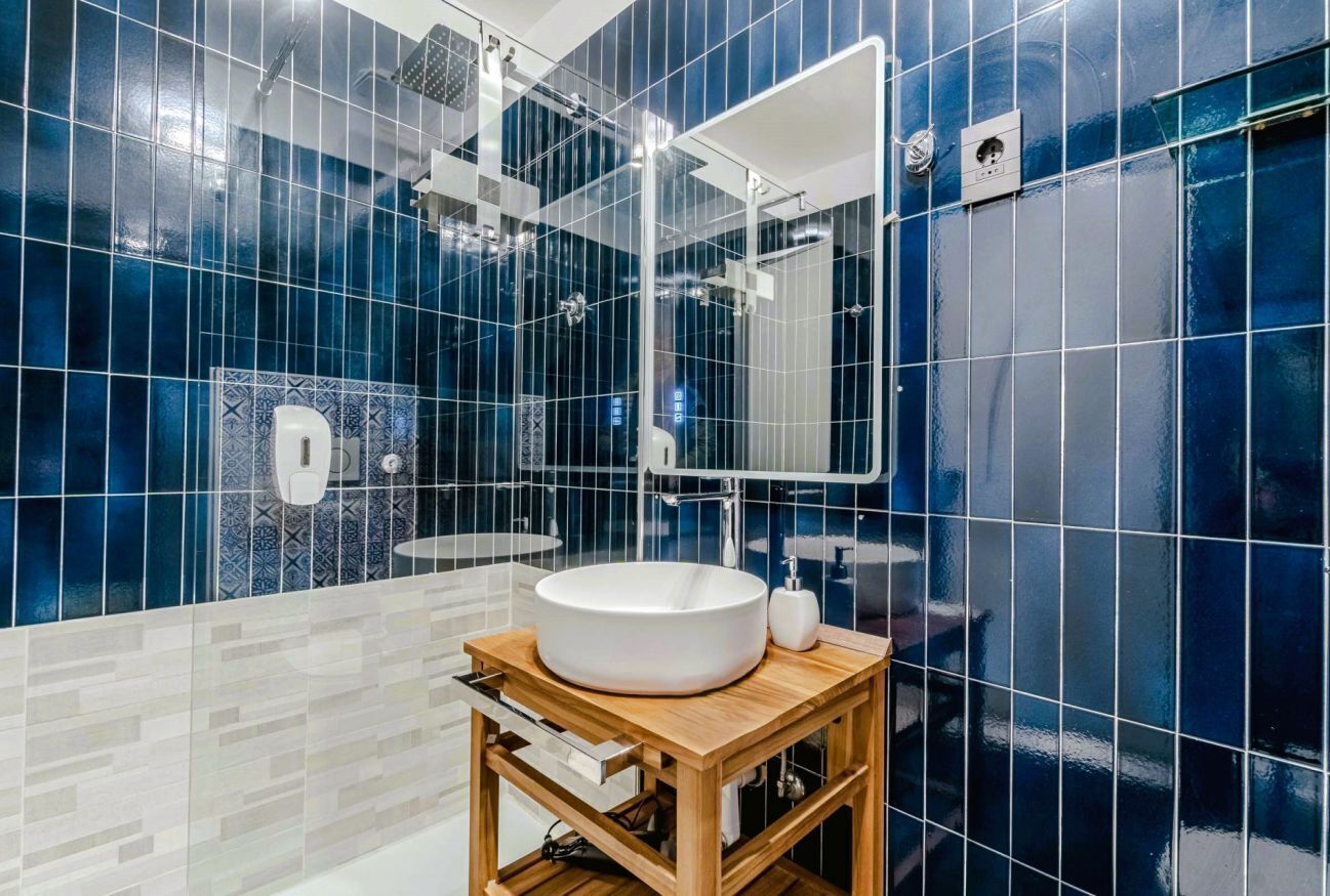 Een douche, een haardroger, een bidet, handdoeken