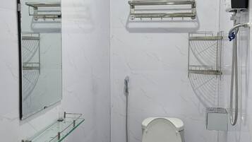 Lägenhet Basic | Badrum | Dusch, gratis toalettartiklar, hårtork och handdukar