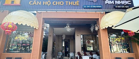 Vista frontal de la propiedad