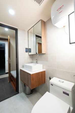 Camera Deluxe, 1 letto king | Bagno | Doccia, asciugacapelli, asciugamani, sapone