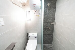 Chambre de base, 1 très grand lit | Salle de bain | Douche, séchoir à cheveux, serviettes fournies, savon