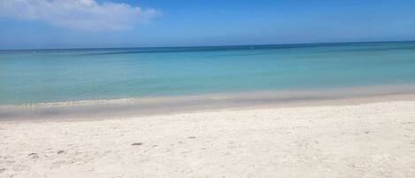 Chaises longues, serviettes de plage