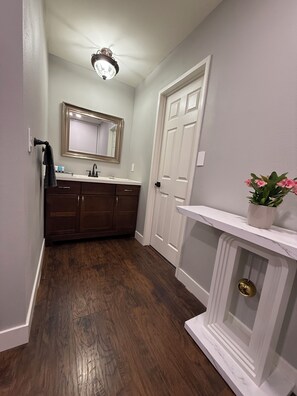Hair dryer, towels, soap, toilet paper - Cozy private entrance studio w/ Golf Course View (Duarte)