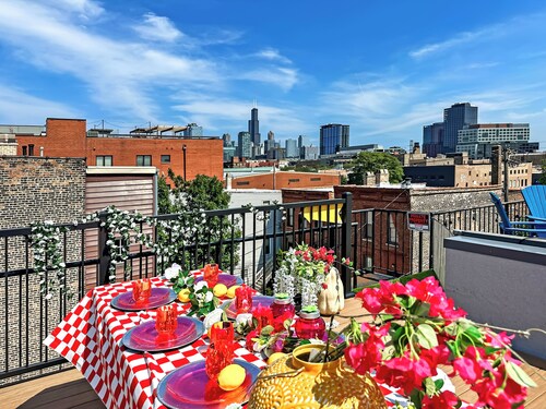 Last-Minute Chicago home with Rooftop Views +Private HOT TUB -Garage-Sleeps 12
