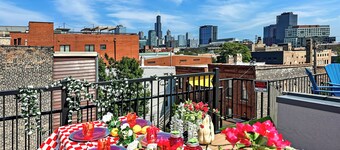 Last-Minute Chicago home with Rooftop Views +Private HOT TUB -Garage-Sleeps 12