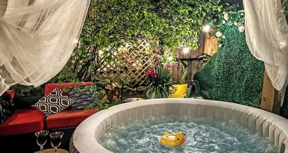 Last-Minute Chicago home with Rooftop Views +Private HOT TUB -Garage-Sleeps 12