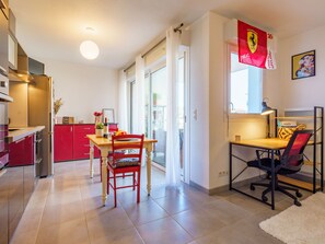 Køleskab, mikrobølgeovn, ovn, køkkentøj/tallerkener/redskaber