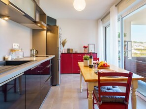 Refrigerador, microondas, horno y utensilios de cocina 