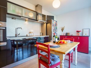 Køleskab, mikrobølgeovn, ovn, køkkentøj/tallerkener/redskaber