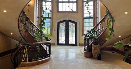 Chateau with 5 bedrooms and WiFi, in lovely Saratoga