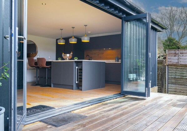 House | 3 bedrooms - River Cabin Mills Cottage - From 450 Per Night (Henley-on-Thames)