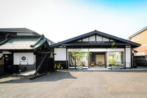 Vista frontal de la propiedad