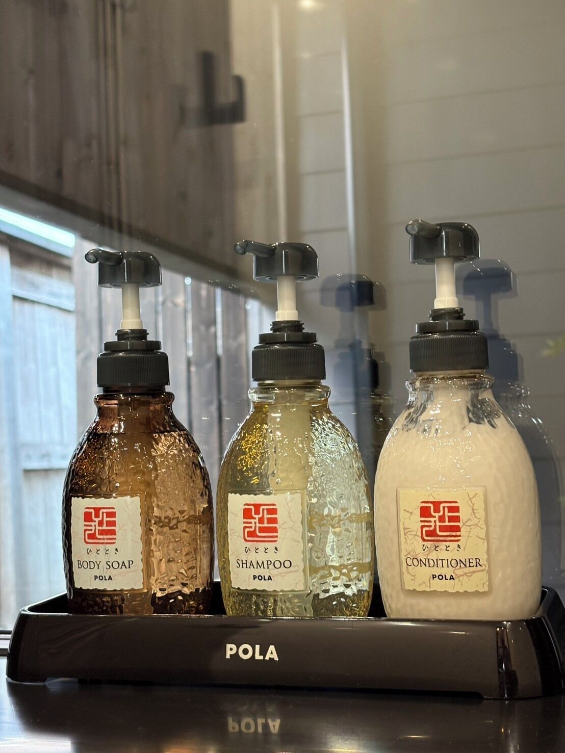 Combined shower/tub, slippers, soap, shampoo