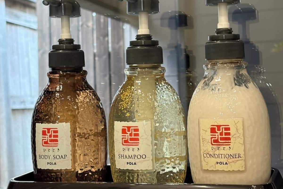 Combined shower/tub, slippers, soap, shampoo