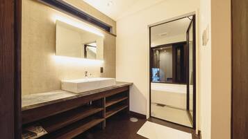 Habitación cuádruple | Baño | Tina con regadera, pantuflas, jabón, shampoo