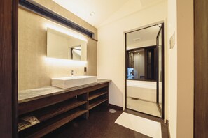 Quadruple Room | Bilik Mandi | Gabungan pancuran/tab mandi, selipar, bidet, sabun 