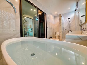 Villa Deluxe - 5 sovrum - tillgång till pool - utsikt mot poolen | Badrum