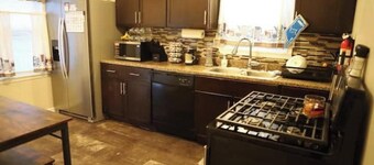 Charming 2-bedroom Cozy home with A/C and free wifi