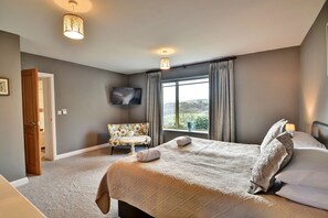 4 slaapkamers, een strijkplank/strijkijzer, gratis wifi, beddengoed