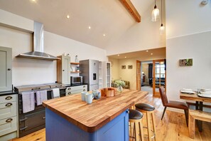 Een koelkast, een microgolfoven, een oven, een vaatwasser