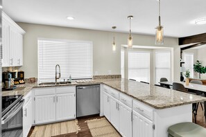 Fridge, microwave, oven, stovetop - 3BR in Epic Central Area near AT&T Cowboy Stadium - Dallas (Grand Prairie)