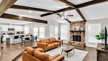Smart TV, fireplace