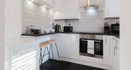 Corner House - Bright 2BD in Cheltenham