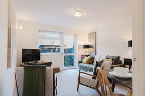 Living area - Corner House - Bright 2BD in Cheltenham (Cheltenham)