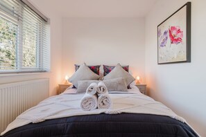 2 bedrooms, iron/ironing board, free WiFi - Corner House - Bright 2BD in Cheltenham (Cheltenham)