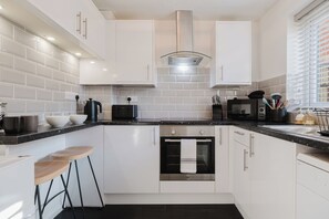 Private kitchen - Corner House - Bright 2BD in Cheltenham (Cheltenham)