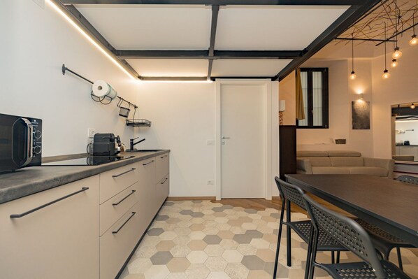 Fridge, microwave, stovetop, dishwasher - GuestHost - NoLo Loft Apartment - Milano (Milano)
