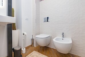 Douche, sèche-cheveux, bidet, serviettes fournies