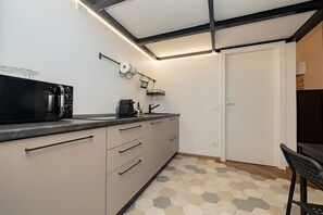 Køleskab, mikrobølgeovn, kogeplade, opvaskemaskine